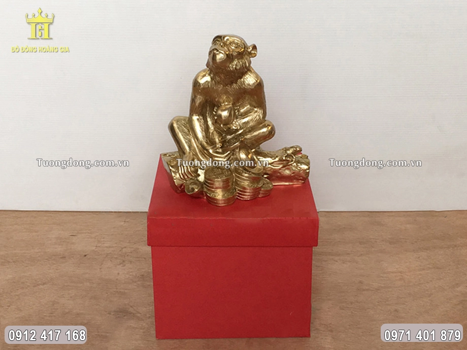 Linh vật được đựng trong hộp quà sang trọng